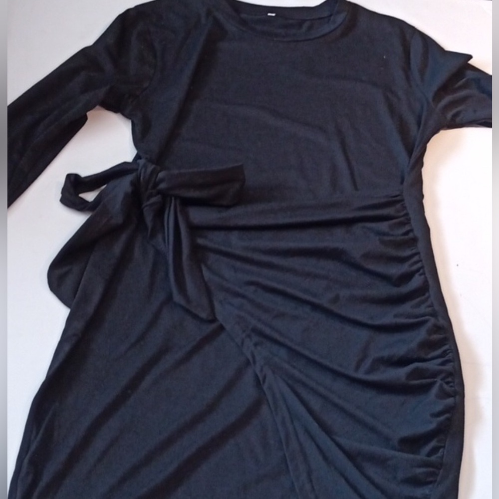 Flattering Black Long Sleeved Ruched Dress - Picture 5 of 6